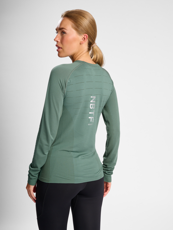 nwlPACE LS SEAMLESS WOMAN, LAUREL WREATH, model