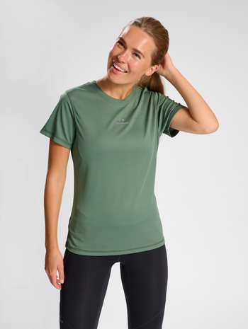 nwlBEAT POLY TEE WOMAN, LAUREL WREATH, model