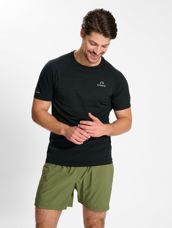 nwlRIVERSIDE SEAMLESS T-SHIRT S/S MEN, BLACK, model