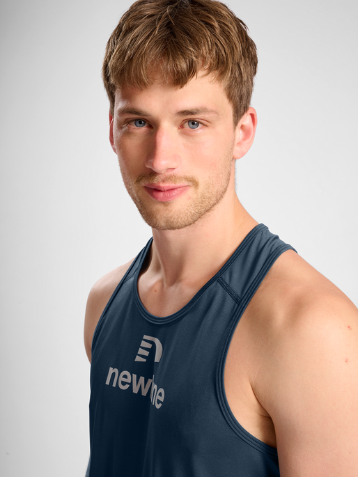 nwlBEAT SINGLET, MIDNIGHT NAVY, model