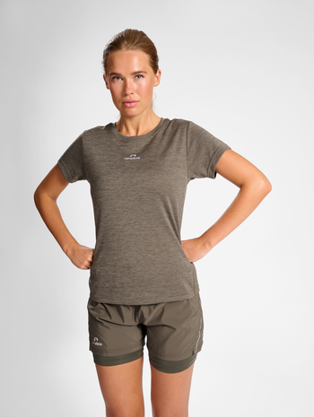 nwlPACE MELANGE TEE WOMAN, BELUGA MELANGE, model
