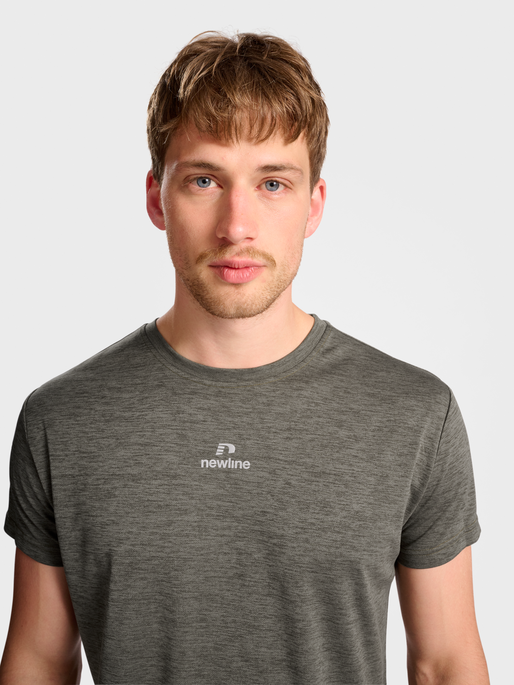 nwlPACE MELANGE TEE, BELUGA MELANGE, model