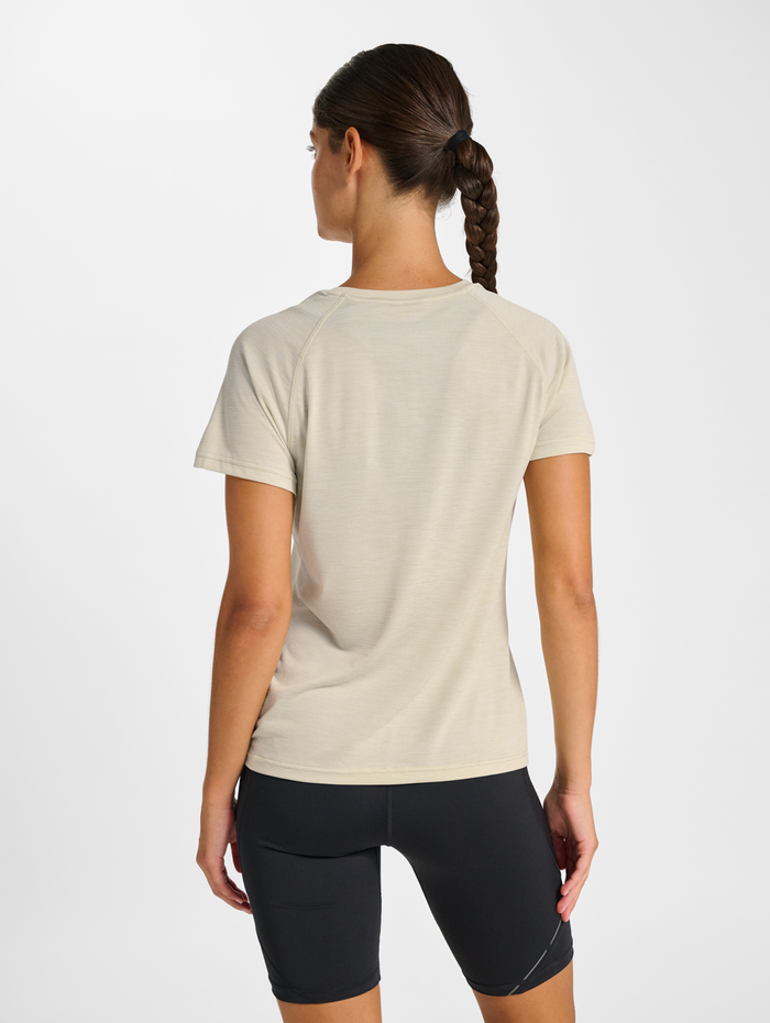 nwlACTIVE W T-SHIRT S/S, SILVER BIRCH, model