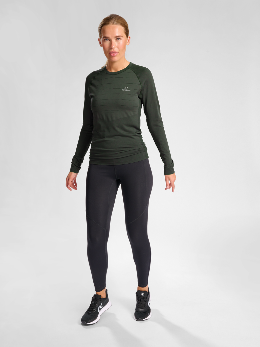 nwlPACE LS SEAMLESS WOMAN, BELUGA, model